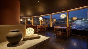 a restaurant with a vase sitting on a table at Lotte Arai Resort in Myoko