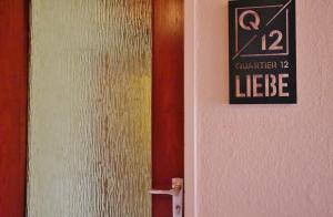 ヴィリンゲンにあるQuartier12 - Ski in & bike out - Fewo HANG & Fewo L!EBEのボランティア生活を読む看板を持つ扉