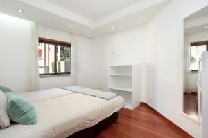سرير أو أسرّة في غرفة في Baia da Luz Luz Beach 1 Bedroom Apartment