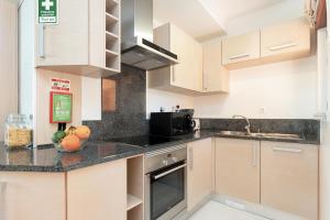 Kuchyň nebo kuchyňský kout v ubytování Baia da Luz Luz Beach 1 Bedroom Apartment