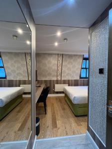 Postel nebo postele na pokoji v ubytování Cheshire Hotel Central London