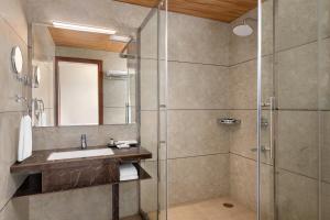 Ramada Encore by Wyndham Indore Nipania的一间浴室