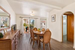 a kitchen and dining room with a table and chairs at Apartamento Arenal 4 - PlusHolidays in Calpe