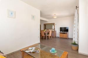 ein Wohnzimmer mit einem Tisch und einem Esszimmer in der Unterkunft Apartamento Arenal 4 - PlusHolidays in Calpe