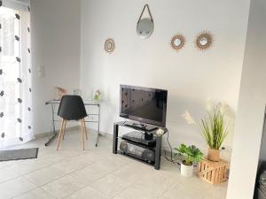 uma sala de estar com uma televisão de ecrã plano sobre uma mesa em Villa Premium 3 étoiles sur Terrain clos de 300 M2 em Bagnols-sur-Cèze