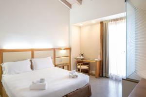 a hotel room with a bed and a desk at The Ziba Hotel & Spa in Peschiera del Garda