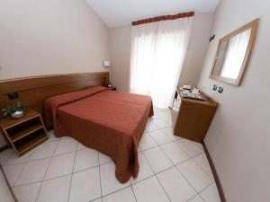 niewielka sypialnia z łóżkiem i oknem w obiekcie Country House Elite w mieście Cascia