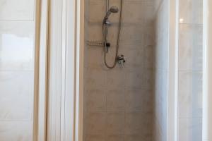 A bathroom at Lido degli Estensi Terrace Apartment