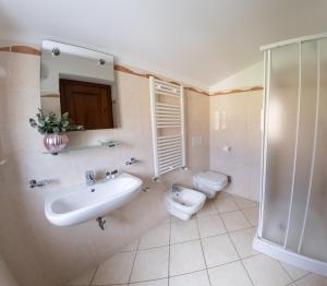 łazienka z umywalką i toaletą w obiekcie Country House Elite w mieście Cascia