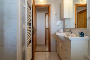 A bathroom at Lido degli Estensi Terrace Apartment Még 17 kép