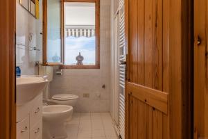 A bathroom at Lido degli Estensi Terrace Apartment