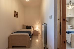 A bed or beds in a room at Lido degli Estensi Terrace Apartment