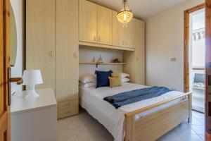 A bed or beds in a room at Lido degli Estensi Terrace Apartment