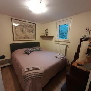 1 dormitorio con cama y ventana en Il Glicine en Sutri