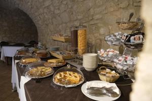 una mesa con un buffet de comida. en Country House Elite, en Cascia