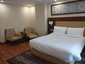 Avari Xpress Gilgit客房内的一张或多张床位