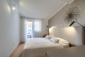 Un dormitorio con una cama grande y una ventana en Apartment Palm View II, en Rovinj