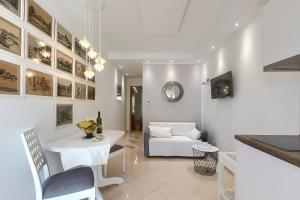 sala de estar con mesa blanca y sofá en Apartment Palm View II, en Rovinj