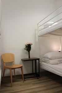 ワルシャワにあるWarsaw Hostel Centrum Private Rooms & Dormsのベッドルーム1室(ベッド1台、テーブル、椅子付)