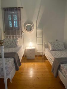 Postel nebo postele na pokoji v ubytování Siora Nina charming stone house near Agios Gordios