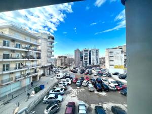 um parque de estacionamento cheio de carros numa cidade em Olive Apartment City Center by thesbnb em Tessalônica