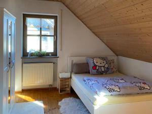 een kleine slaapkamer met een bed en een raam bij Ferienhaus Brühler in Maierhof