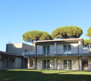 een afbeelding van een huis met bomen op de achtergrond bij Tennis Rocchette Resort in Castiglione della Pescaia