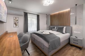 um quarto com uma cama, uma secretária e uma cadeira em Szikla apartmanok Visegrád em Visegrád