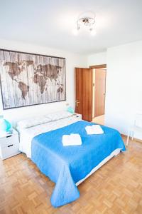 ein Schlafzimmer mit einem großen Bett mit einer blauen Decke in der Unterkunft Arcolovers in Arco