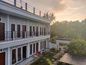 vistas a un edificio con balcón en Gending Sari House en Ubud