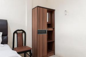 Un ou plusieurs lits dans un hébergement de l'établissement RedDoorz at Samuel Homestay Pematangsiantar