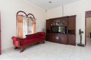Coin salon dans l'établissement RedDoorz at Samuel Homestay Pematangsiantar