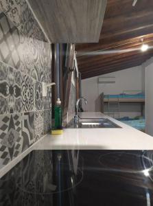 cocina con fregadero y encimera en Villa Nikos Koukounaries en Koukounaries