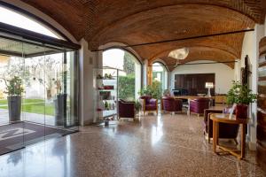 a living room with a wooden ceiling at The Ziba Hotel & Spa in Peschiera del Garda