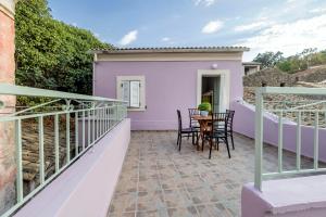 Balkón nebo terasa v ubytování Siora Nina charming stone house near Agios Gordios