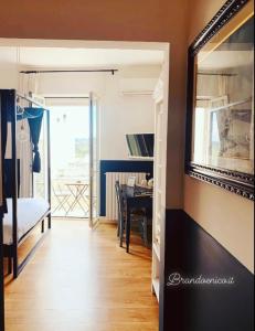 トリカーゼにあるLe Stanze Di Brando E Nicoの鏡付きの部屋、テーブル付きのベッドルーム1室が備わります。