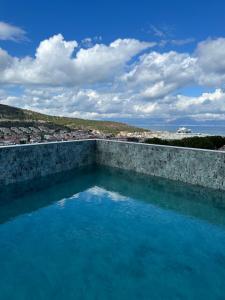 Bazén v ubytování Nova Butik Hotel Çeşme nebo v jeho okolí