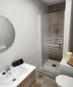 uma casa de banho com um lavatório branco e um chuveiro em Green Apartamentos Cartagena em Cartagena