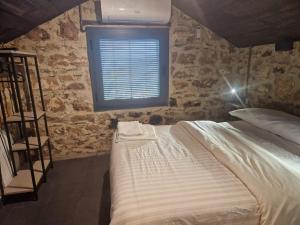 a bedroom with a large bed with a window at Casa María Rosa in Baños de la Encina