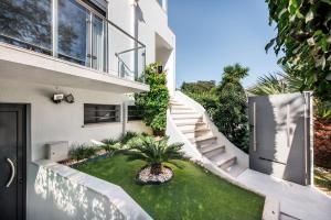 - une vue extérieure sur une maison avec une petite cour dans l'établissement Villa Crown22, à Quarteira