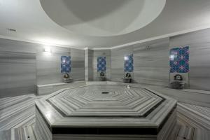 Um banheiro em Megasaray Westbeach Antalya