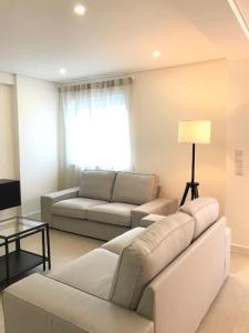 un salon avec un canapé et une table dans l'établissement Casa do Sul Guest House, à Lagos