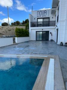 Bazén v ubytování Nova Butik Hotel Çeşme nebo v jeho okolí