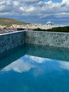 Bazén v ubytování Nova Butik Hotel Çeşme nebo v jeho okolí