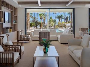 sala de estar con muebles blancos y piscina en Paradisus by Meliá Gran Canaria - All Inclusive en San Agustín