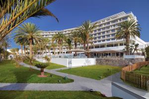 Paradisus by Meliá Gran Canaria - All Inclusive في سان أغوستِن: منظر الفندق من الفناء