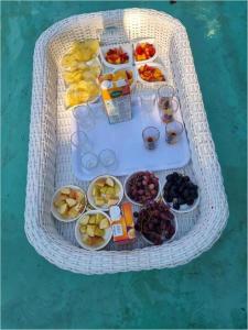 uma mesa de piquenique de vime branco com comida e bebidas em Twin Room in Hillside - 2087 em Bulawayo