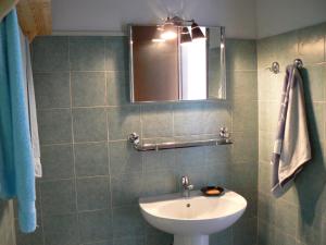 a bathroom with a sink and a mirror at Agriturismo I Sette Raggi in Ailoche