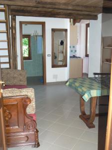 a living room with a table and a kitchen at Agriturismo I Sette Raggi in Ailoche