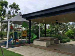 プーケットタウンにあるНескучный таунхаус в Лагунеの遊び場付き公園